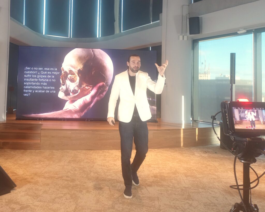 Juan Marino sostiene una calavera imaginaria